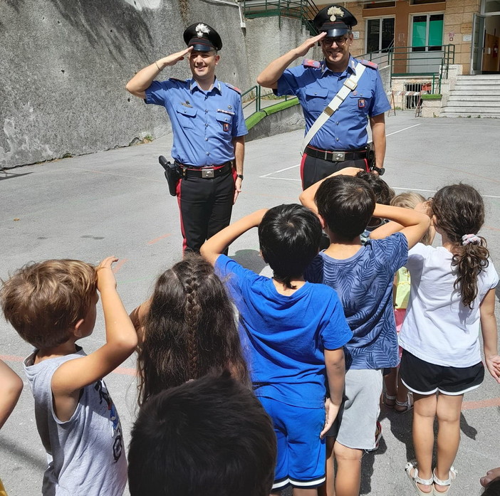 Sanremo: visita dei Carabinieri alla Scuola dell'Infanzia 'Asquasciati', il ringraziamento delle maestre