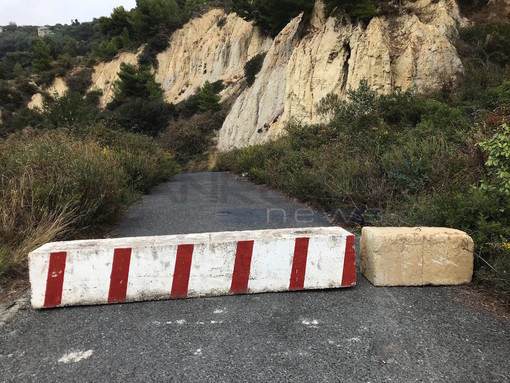 Sanremo: chiuso il tratto di via Frantoi e Canai che porta a Bussana Vecchia, si attendono lavori per la pulizia e la sistemazione della strada (Foto) Sanremo: chiuso il tratto di via Frantoi e Canai che porta a Bussana Vecchia, si attendono lavori per la pulizia e la sistemazione della strada (Foto)
