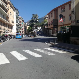 Sanremo: asfalto in via Galilei ma assenza di cartelli in piazza Eroi, automobilisti inferociti ma stop ai lavori per un guasto alla scarificatrice