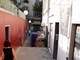 Il 'magazzino' sul marciapiede di vicolo Gradisca Il 'magazzino' sul marciapiede di vicolo Gradisca