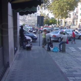 Venditori ambulanti nella zona di corso Imperatrice: la mail di un nostro lettore