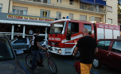 Arma di Taggia: principio d'incendio alla canna fumaria della 'Siesta' in piazza Marinella Arma di Taggia: principio d'incendio alla canna fumaria della 'Siesta' in piazza Marinella