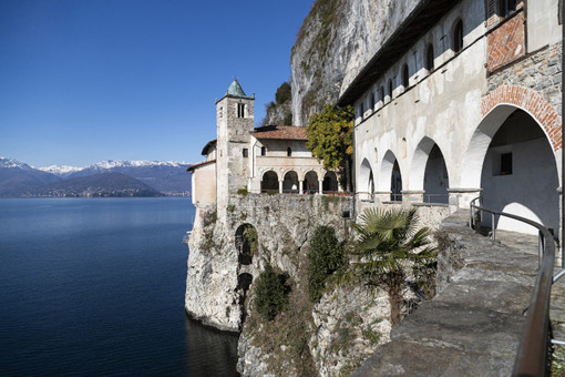 Santa Caterina del Sasso, una perla sul lago Maggiore. Nella galleria, l'Isolino Virginia, il Sacro Monte di Varese e Palazzo Estense (servizio a cura di Fabio Gandini)