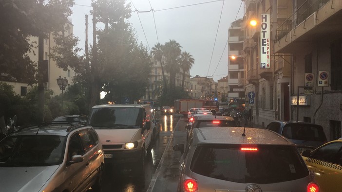 Forti piogge nel tardo pomeriggio, diversi interventi dei Vigili del Fuoco a Sanremo e Ventimiglia Forti piogge nel tardo pomeriggio, diversi interventi dei Vigili del Fuoco a Sanremo e Ventimiglia