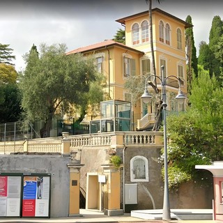 Sanremo: ascensore esterno fermo da tempo a Villa Peppina: disagi per le famiglie dell’asilo di corso Inglesi