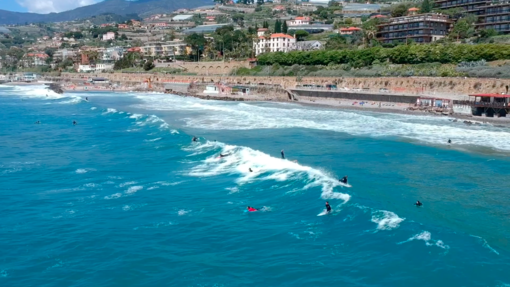 Sanremo: musica e discoteca in spiaggia, ieri sera intervento delle forze dell'ordine in zona Tre Ponti e stop al divertimento Sanremo: musica e discoteca in spiaggia, ieri sera intervento delle forze dell'ordine in zona Tre Ponti e stop al divertimento