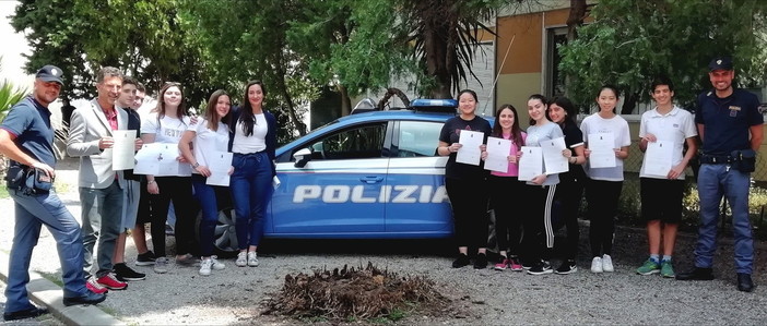 Ventimiglia: la Polizia di Stato premia i vincitori provinciali del concorso nazionale ‘PretenDiamo Legalità, a scuola con il Commissario Mascherpa’ Ventimiglia: la Polizia di Stato premia i vincitori provinciali del concorso nazionale ‘PretenDiamo Legalità, a scuola con il Commissario Mascherpa’