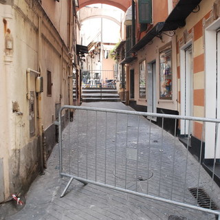 Sanremo: calcinacci cadono da un cornicione, chiusa al transito pedonale via Massabò Sanremo: calcinacci cadono da un cornicione, chiusa al transito pedonale via Massabò