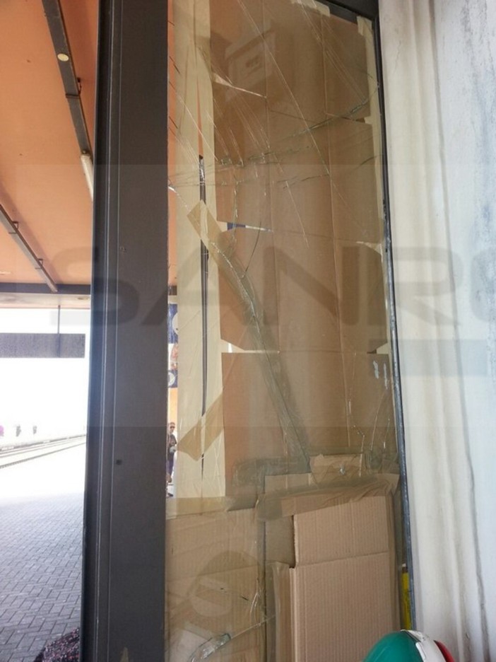 Bordighera: lancio di pietre contro una vetrata della stazione, rissa e atto vandalico l'altra notte