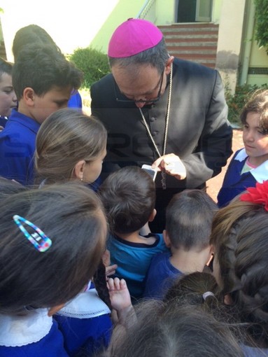 Sanremo: incontro degli alunni della Primaria di Verezzo questa mattina con il Vescovo Suetta Sanremo: incontro degli alunni della Primaria di Verezzo questa mattina con il Vescovo Suetta