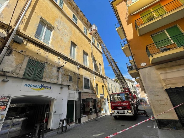 Sanremo: crollano pezzi di cornicione in via Palazzo, intervento dei Vigili del Fuoco che chiudono la strada (Foto) Sanremo: crollano pezzi di cornicione in via Palazzo, intervento dei Vigili del Fuoco che chiudono la strada (Foto)