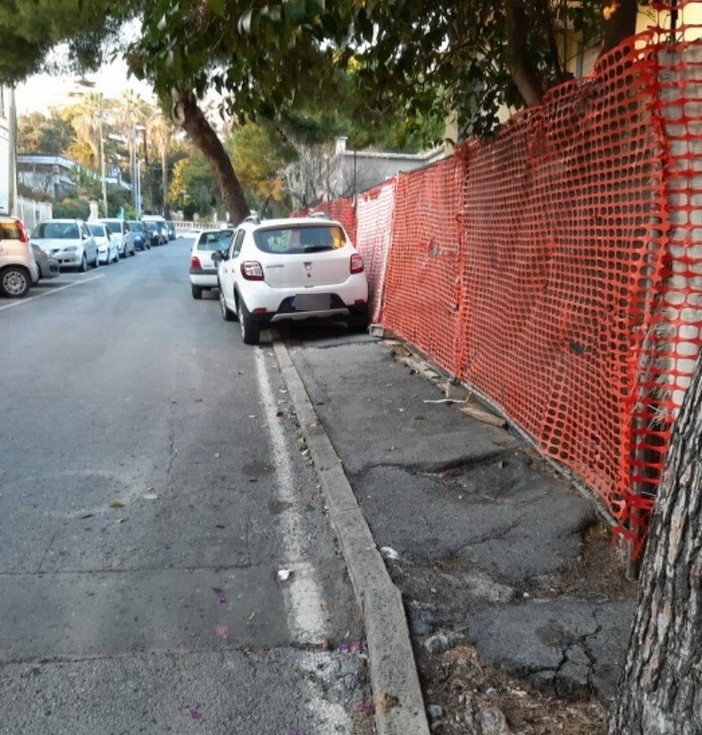 Sanremo: i residenti di via Scoglio chiedono un incontro al Sindaco per risolvere i molti problemi della strada (Foto) Sanremo: i residenti di via Scoglio chiedono un incontro al Sindaco per risolvere i molti problemi della strada (Foto)