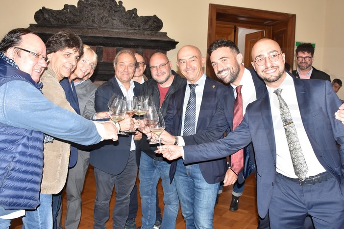 Sanremo: una mega tensostruttura per combattere l'allerta arancione, installata a Villa Ormond per 'Vini in Villa' Sanremo: una mega tensostruttura per combattere l'allerta arancione, installata a Villa Ormond per 'Vini in Villa'