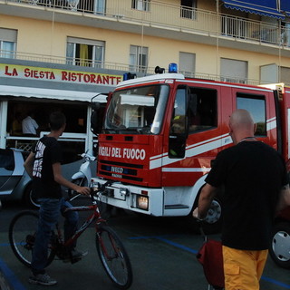 Arma di Taggia: principio d'incendio alla canna fumaria della 'Siesta' in piazza Marinella