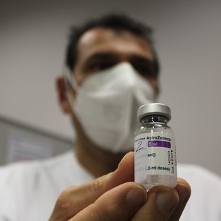 Coronavirus: in Liguria vaccino AstraZeneca per la fascia 60-79 anni, sospesa la somministrazione sotto i 60 anni