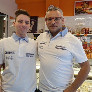 Nella foto le polo donate all'istituto di Ventimiglia. A destra, Ramon Bruno con suo figlio Viktor, del Pastificio Morena.