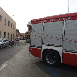 Ventimiglia: migrante lascia una sigaretta accesa, incendio ad una brandina al centro di prima accoglienza Ventimiglia: migrante lascia una sigaretta accesa, incendio ad una brandina al centro di prima accoglienza