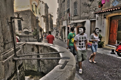 Nuovo volantinaggio di 'Alternativa Intemelia' nelle strade della città di confine Nuovo volantinaggio di 'Alternativa Intemelia' nelle strade della città di confine