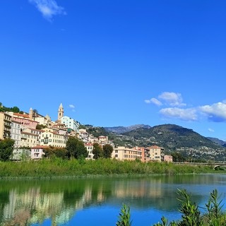 La Befana arriva a Ventimiglia Alta per donare dolcetti e caramelle ai bambini (Foto)