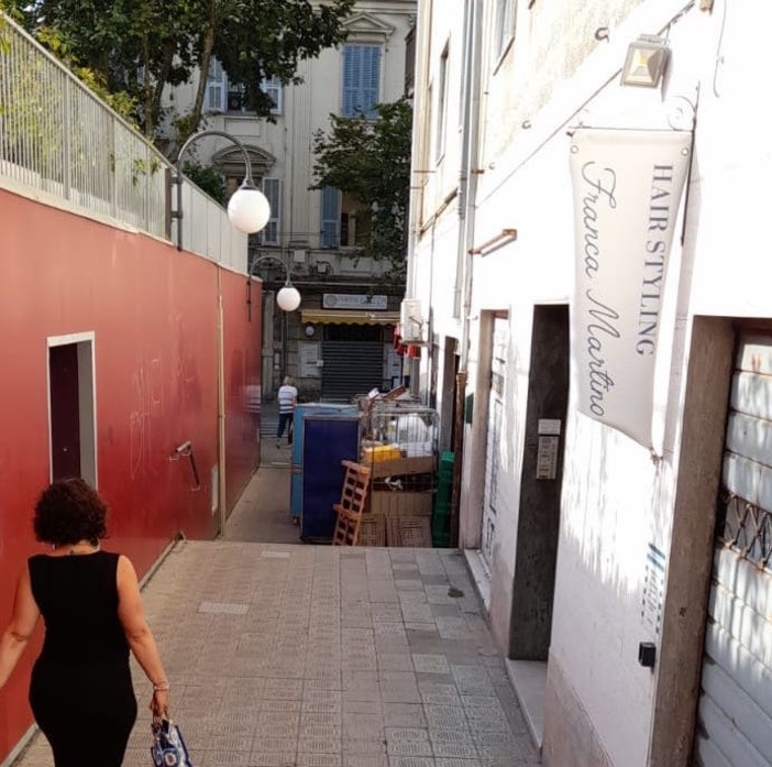 Il 'magazzino' sul marciapiede di vicolo Gradisca Il 'magazzino' sul marciapiede di vicolo Gradisca