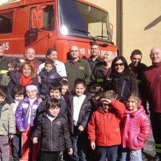 Sanremo: visita dei bambini della materna del Borgo Tinasso ai Vigili del Fuoco