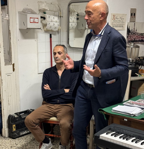 Verso le elezioni: incontro del candidato a sindaco Alessandro Mager con la banda 'Canta e Sciuscia' Verso le elezioni: incontro del candidato a sindaco Alessandro Mager con la banda 'Canta e Sciuscia'
