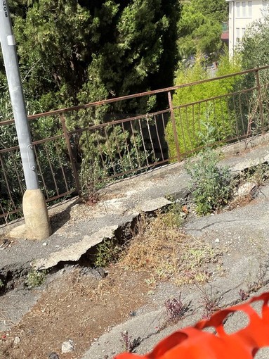 Sanremo: via Vallarino, una storia infinita. Da dieci anni la strada crolla e nessuno interviene (Foto) Sanremo: via Vallarino, una storia infinita. Da dieci anni la strada crolla e nessuno interviene (Foto)