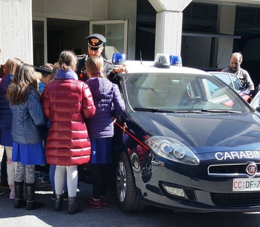 Cultura della legalità: gli alunni della Scuola “Asquasciati” in visita alla caserma dei Carabinieri di corso Inglesi a Sanremo