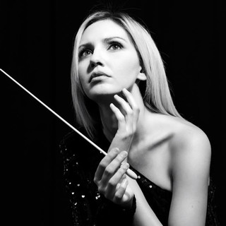La direttrice d'orchestra Vanessa Benelli Mosell con la Sinfonica di Sanremo e il clarinettista Claudio Mansutti