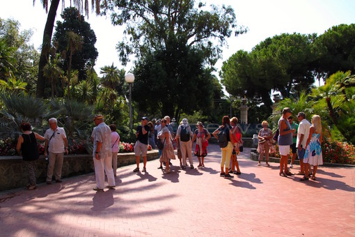 I turisti di Hieres Le Palmier in visita ai giardini di Villa Ormond