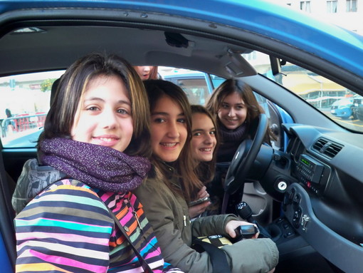 Ventimiglia: visita dei ragazzi della 2a C della 'Biancheri' questa mattina alla Polizia di Frontiera