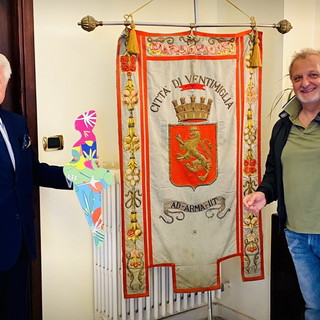 Ventimiglia, La Venere di Enzo Iorio nelle mani del sindaco Scullino