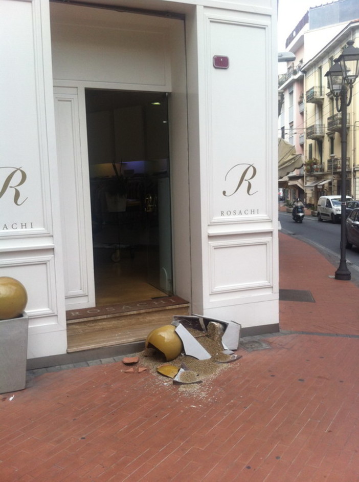 Allarme vandali a Ventimiglia: ennesimo episodio barbaro in centro, distrutto il grosso vaso decorativo di “Rosachi” Allarme vandali a Ventimiglia: ennesimo episodio barbaro in centro, distrutto il grosso vaso decorativo di “Rosachi”