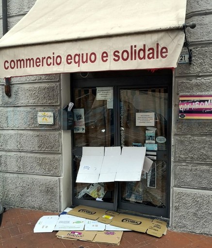 Imperia: auto sfonda la vetrina della Bottega del commercio equo solidale di piazza Doria e si dà alla fuga (Foto) Imperia: auto sfonda la vetrina della Bottega del commercio equo solidale di piazza Doria e si dà alla fuga (Foto)