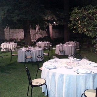 Tavoli immersi nel verde secolare del parco di Villa Faraggiana per una cena da sogno dopo le note del Mito di Didone interpretato da Voxonus Ensemble e Valeria Grotta Tavoli immersi nel verde secolare del parco di Villa Faraggiana per una cena da sogno dopo le note del Mito di Didone interpretato da Voxonus Ensemble e Valeria Grotta