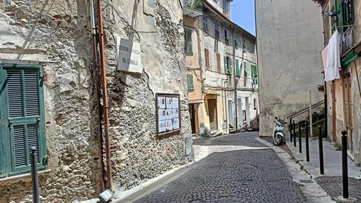Ventimiglia. da 70 anni l'edicola Maccario nel centro storico, il plauso e gli auguri di Confesercenti Ventimiglia. da 70 anni l'edicola Maccario nel centro storico, il plauso e gli auguri di Confesercenti