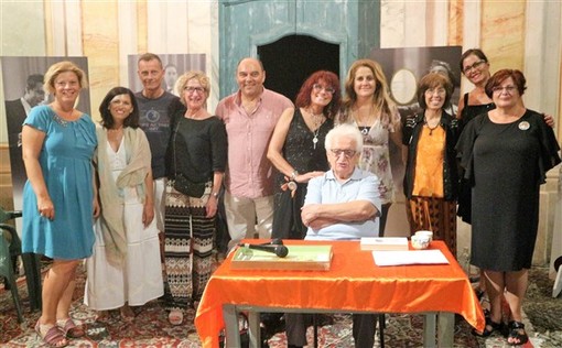 Vallebona: grande successo per l’omaggio al Festival di Sanremo con Bruno Gambarotta, Claudio Porchia e Pe.Ne.Lo.Pe.