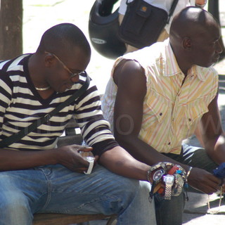 Tassa per l'occupazione di suolo pubblico e venditori abusivi: doppio intervento di una lettrice