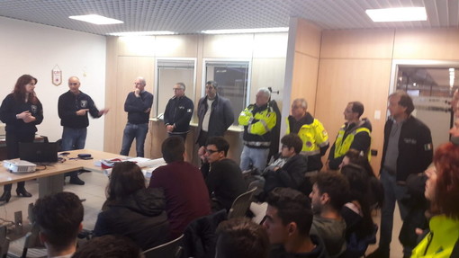 Visita didattica dell'Istituto 'Colombo' al Centro Operativo Comunale della Protezione Civile di Sanremo Visita didattica dell'Istituto 'Colombo' al Centro Operativo Comunale della Protezione Civile di Sanremo