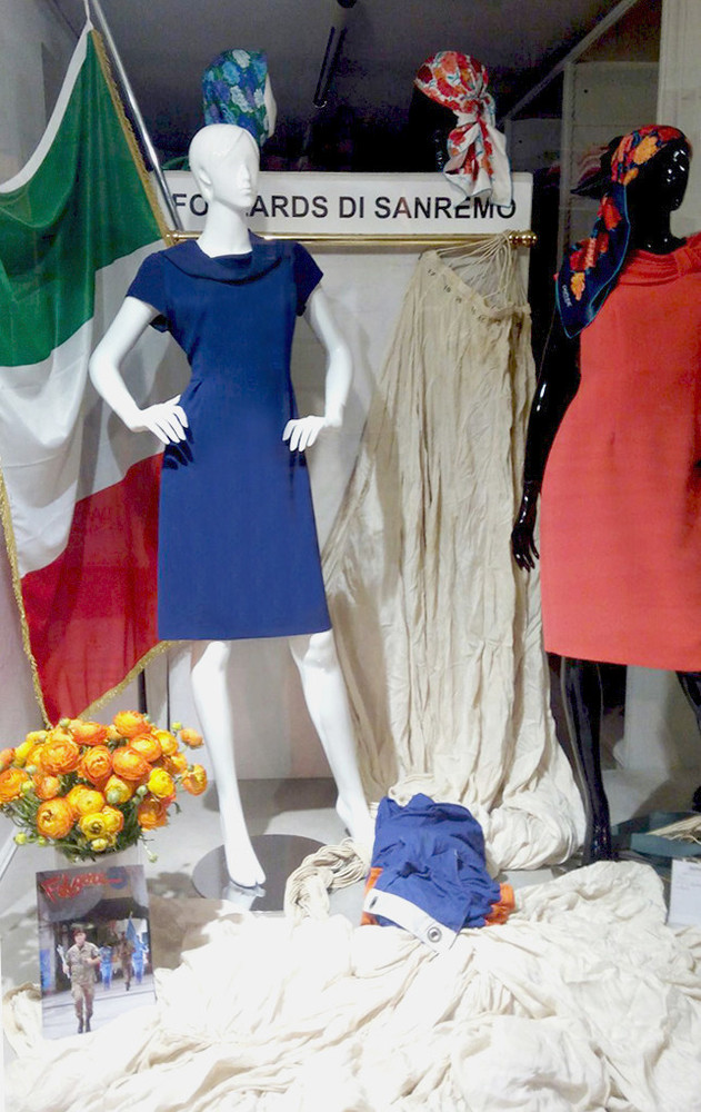 Sanremo: una 'patriottica' vetrina della Maison Daphné dedicata al 69° Raduno Nazionale dei Paracadutisti