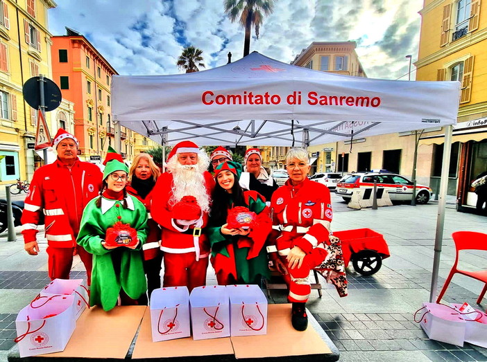 Sanremo: oggi i volontari della Croce Rossa al 'Rigolè' per la vendita di panettoni e calendari solidali Sanremo: oggi i volontari della Croce Rossa al 'Rigolè' per la vendita di panettoni e calendari solidali