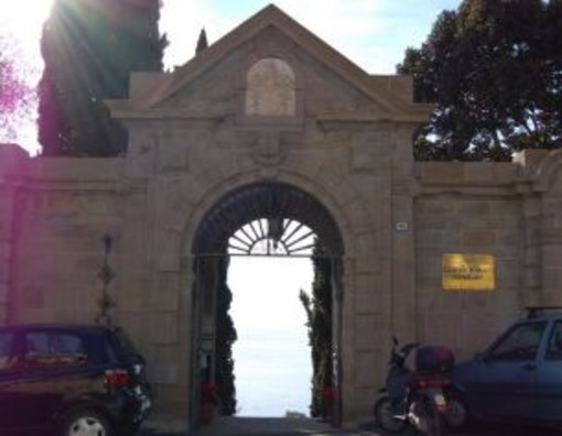 Ventimiglia: alla scoperta dei rosai con il dott. Pier Giorgio Campodonico Ventimiglia: alla scoperta dei rosai con il dott. Pier Giorgio Campodonico