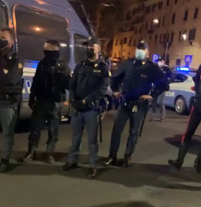 Ventimiglia: bar tiene aperto oltre le 22 violando il coprifuoco, sarà sanzionato insieme ai clienti presenti (Foto e Video) Ventimiglia: bar tiene aperto oltre le 22 violando il coprifuoco, sarà sanzionato insieme ai clienti presenti (Foto e Video)