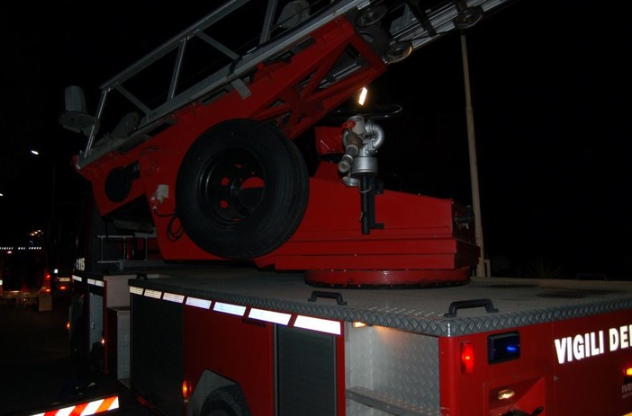 Sanremo: incendio al tetto di un capannone in via Duca D'Aosta, è stato un mozzicone fatto volare dal vento