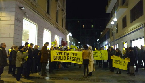 Sanremo: in tanti ieri sera sfidando il freddo per chiede la verità per la morte di Giulio Regeni
