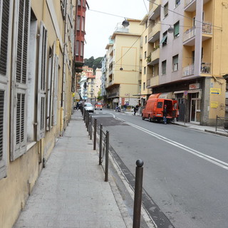 Sanremo: viabilità pericolosa in via Volta, la segnalazione di una nostra lettrice “Prima o poi ci scapperà un morto”