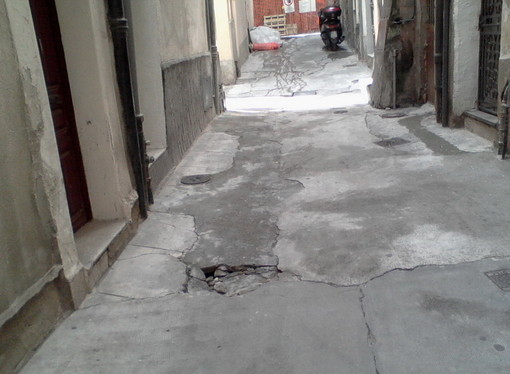 Sanremo: problemi alla pavimentazione di via Bezzecca, le lamentele di un lettore Sanremo: problemi alla pavimentazione di via Bezzecca, le lamentele di un lettore