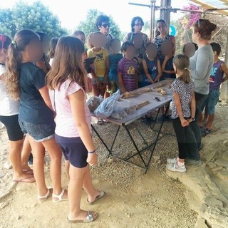 Riva Ligure: i bambini delle scuole elementari in visita agli scavi archeologici di Capo Don