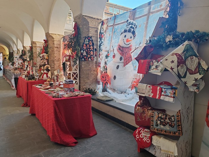 Bancarelle, specialità Deco e spettacoli: weekend di festa al Villaggio di Natale a Ventimiglia (Foto) Bancarelle, specialità Deco e spettacoli: weekend di festa al Villaggio di Natale a Ventimiglia (Foto)