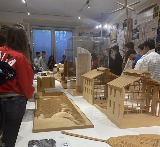 Visita dei geometri dell'Istituto 'Colombo' di Sanremo alla Fondazione 'Renzo Piano' di Genova (Foto) Visita dei geometri dell'Istituto 'Colombo' di Sanremo alla Fondazione 'Renzo Piano' di Genova (Foto)